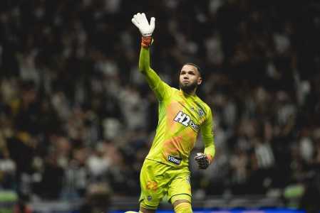 Everson comemorando classificação do Atlético na Copa do Brasil sobre o Flamengo
