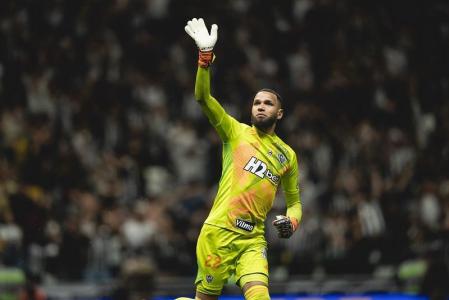 Everson comemorando classificação do Atlético na Copa do Brasil sobre o Flamengo