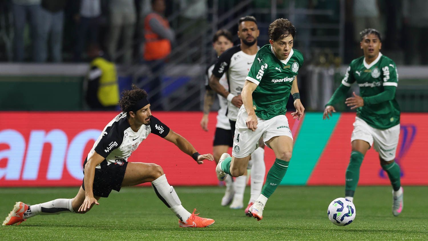 Corinthians se complica com desfalques, enquanto Palmeiras tem poucas baixas para Dérbi