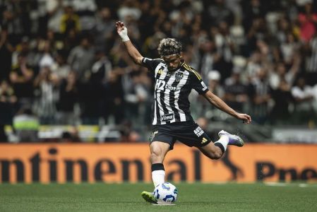 Gustavo Scarpa em ação pelo Atlético