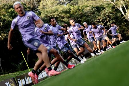 Elenco do Botafogo em atividade antes da partida contra o Fortaleza