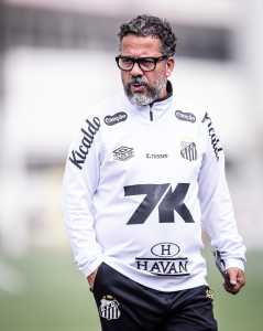Cléber Xavier vive momento de pressão no comando do Santos