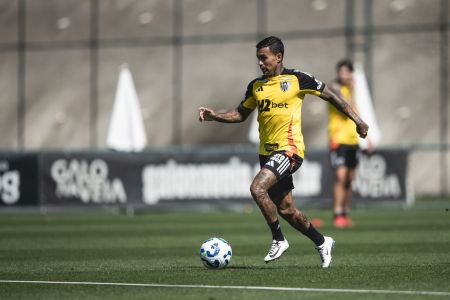 Atacante Dudu durante treinamento na Cidade do Galo