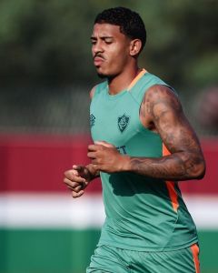 John Kennedy segue no Fluminense