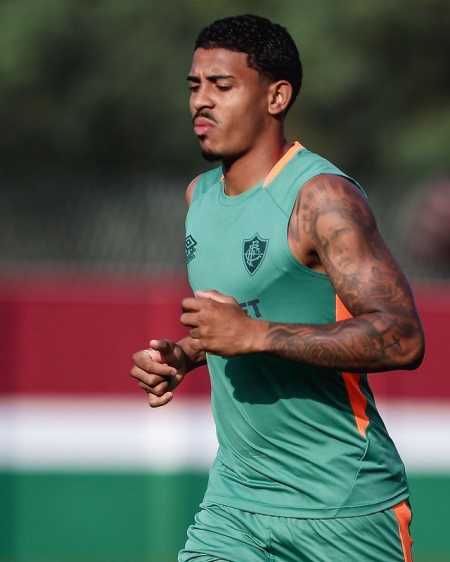 John Kennedy segue no Fluminense