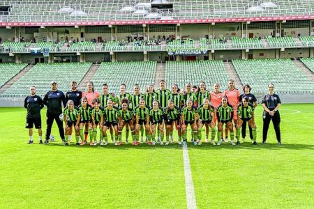 Atual elenco do Am[érica reunido em pré-jogo