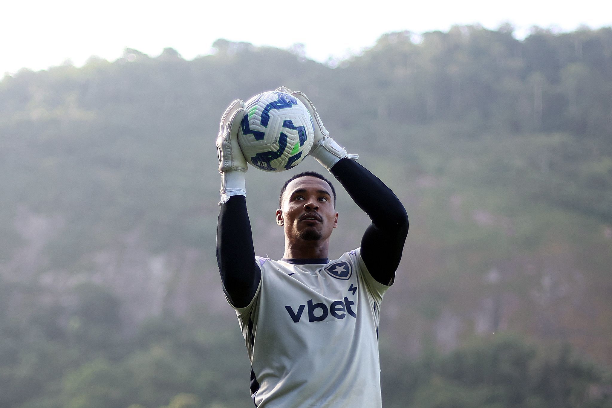 John volta a treinar e fica à disposição do Botafogo contra o Fortaleza