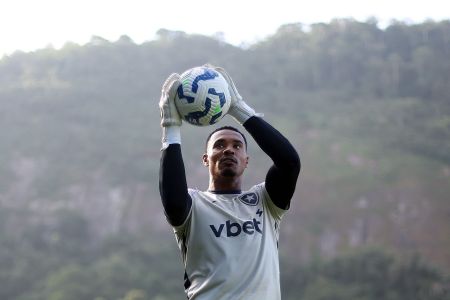 John, goleiro e titular do Botafogo, tem negociação avançada com o West Ham, da Inglaterra