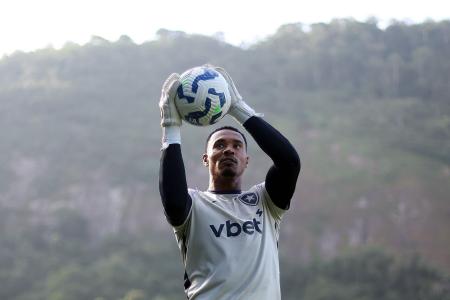 John, goleiro e titular do Botafogo, tem negociação avançada com o West Ham, da Inglaterra
