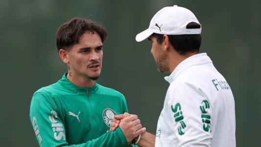 Khellven, reforço do Palmeiras, em conversa com Abel Ferreira