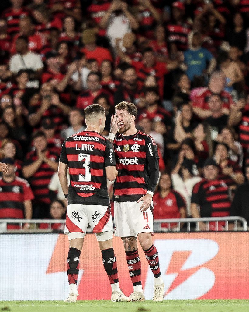 Léo Ortiz celebra fase artilheira de zagueiros do Flamengo