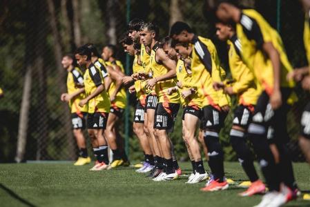 Parte do elenco do Atlético durante treinamento deste sábado (9), na Cidade do Galo