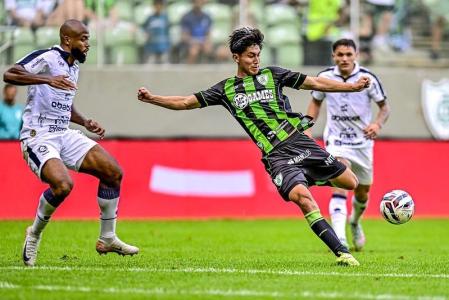 Miguelito, meia-atacante do América, em ação durante partida contra o Remo