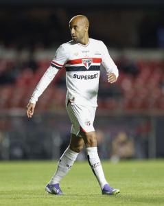 Lucas se recuperou de lesão no joelho e voltou a jogar pelo São Paulo