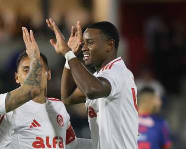 Ricardo Mathias o primeiro dos dois gols pelo Inter contra o RB Bragantino