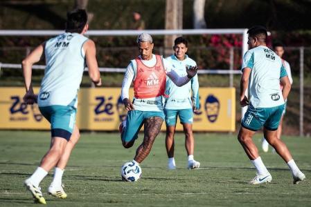 Matheus Pereira em treino do Cruzeiro antes de duelo com o Santos, pelo Brasileirão 2025