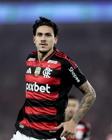 Pedro em atividade no Ninho do Urubu com o Flamengo em preparação para enfrentar o São Paulo
