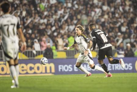 Lyanco durante duelo entre Atlético e Vasco pelo Brasileiro