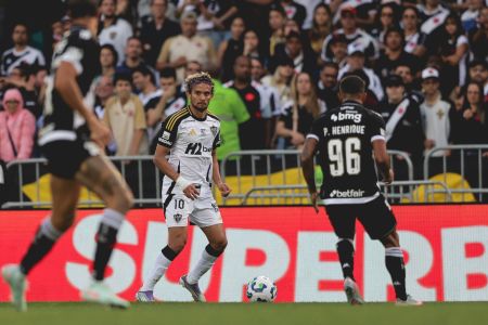 Gustavo Scarpa durante duelo com Vasco pelo Brasileiro