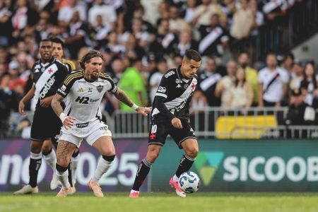 Lyanco durante duelo entre Atlético e Vasco pelo Brasileiro
