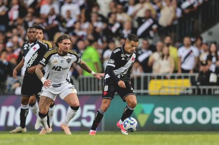 Lyanco durante duelo entre Atlético e Vasco pelo Brasileiro