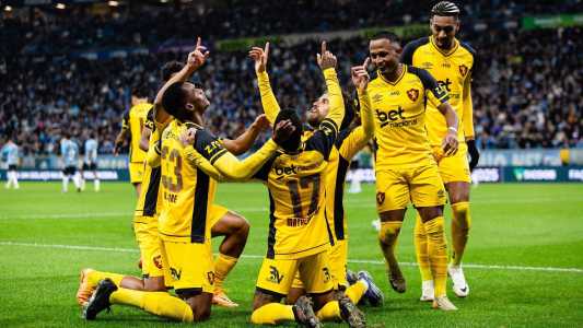 Jogadores do Sport celebram gol contra o Grêmio na Arena do Grêmio, em Porto Alegre