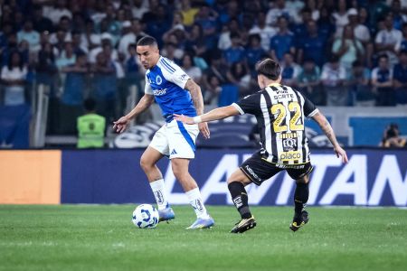 Christian, do Cruzeiro, e Barreal, do Santos, em duelo no Mineirão
