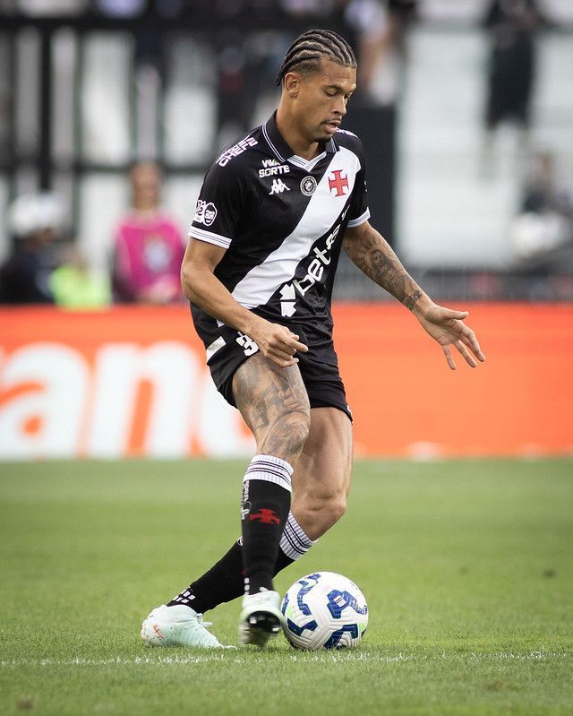 Vasco acerta venda de zagueiro João Victor para o futebol da Rússia