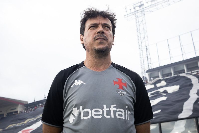 Escalação do Vasco: sem Vegetti, Fernando Diniz tem dúvidas contra o Santos