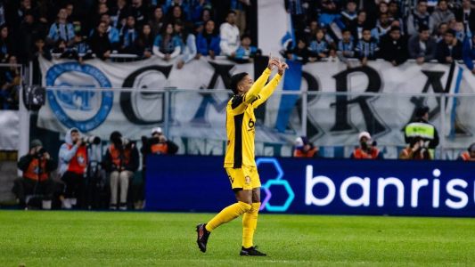 Matheusinho, atacante do Sport, celebra gol sobre o Grêmio