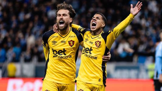 Lucas Lima (à esq.), celebra gol do Sport sobre o Grêmio