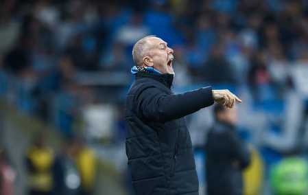 Mano Menezes segue como técnico do Grêmio