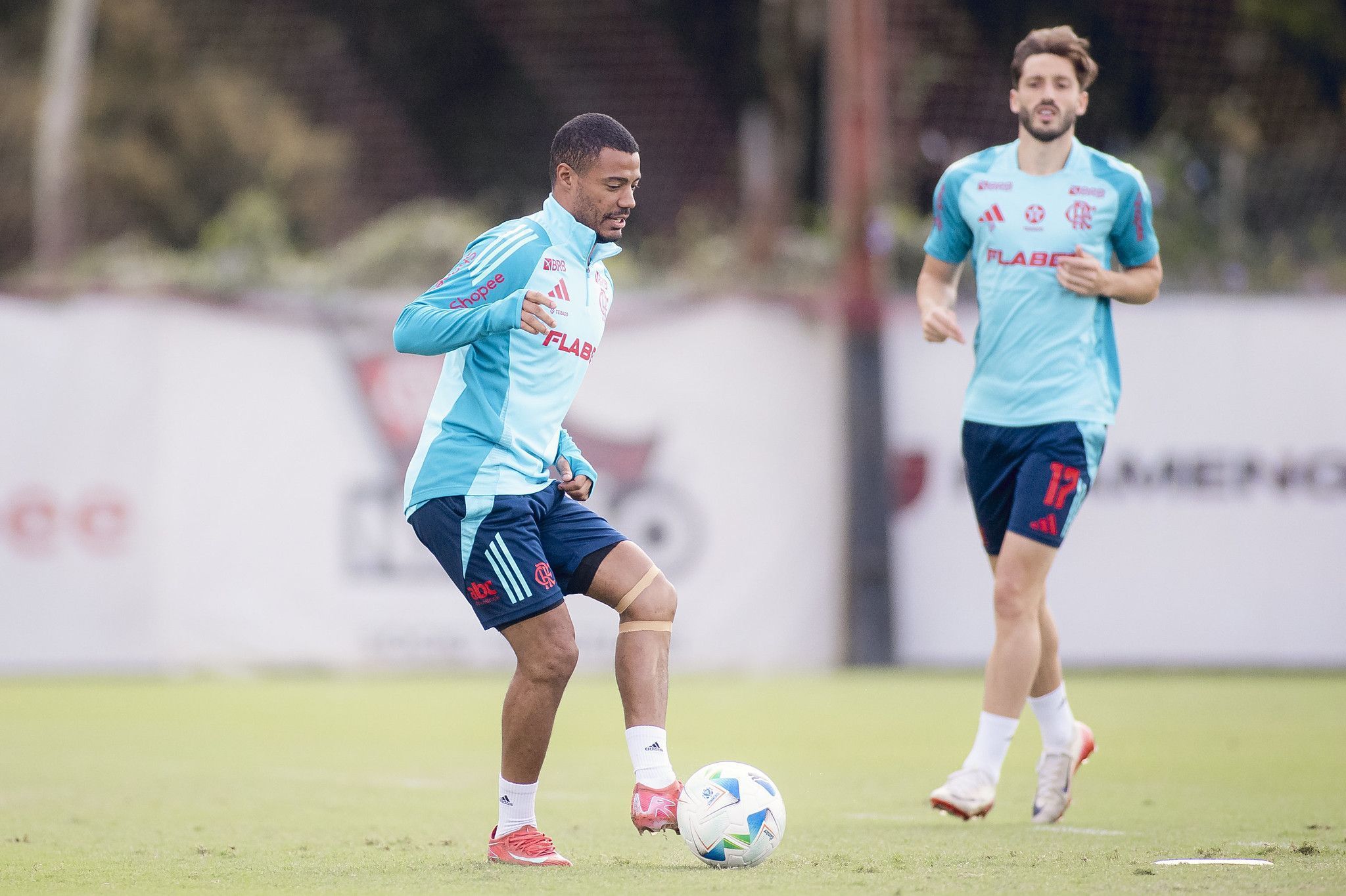 De La Cruz treina com o grupo e se aproxima de volta aos jogos do Flamengo