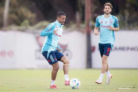 De La Cruz, com proteção no joelho esquerdo, em atividade do Flamengo no Ninho do Urubu