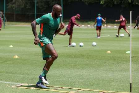 Manoel segue no time titular do Fluminense com os desfalques na defesa