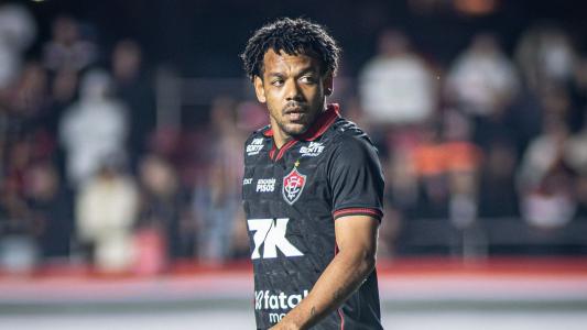 Atacante Romarinho em campo pelo Vitória em jogo do Campeonato Brasileiro