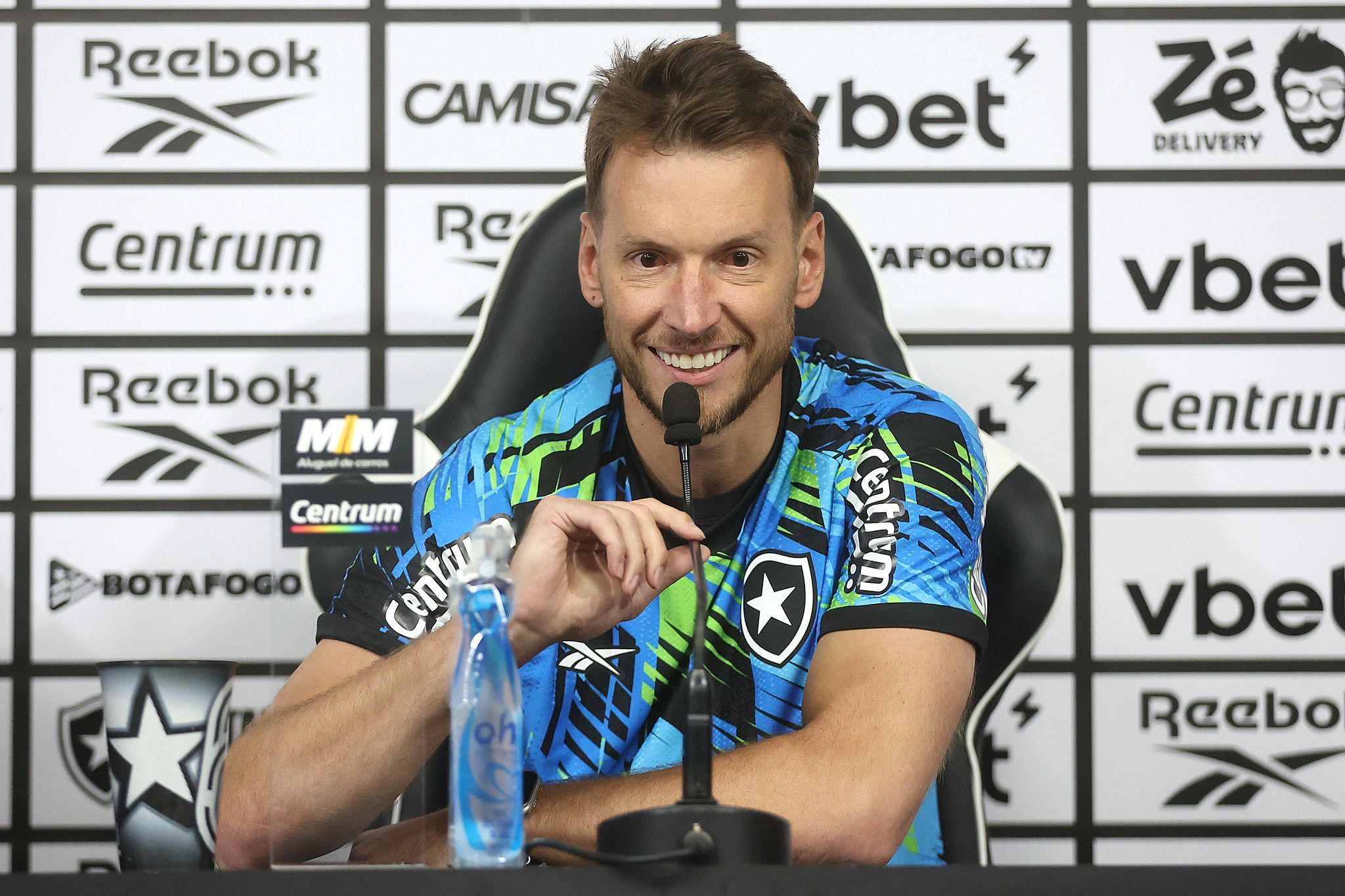 Apresentado no Botafogo, Neto projeta concorrência com John: 'Altíssimo nível'