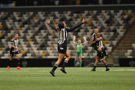 Luana Índia comemora seu gol diante do Santos nesta segunda-feira (11)