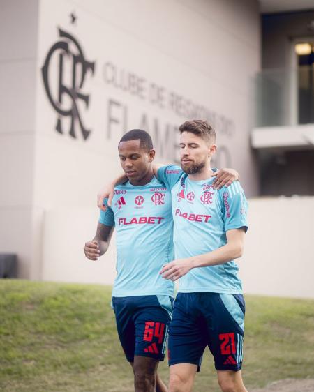 Wallace Yan e Jorginho na atividade do Flamengo na véspera da partida contra o Internacional, pela Libertadores