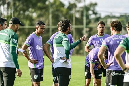 Alberto Valentim durante treino do América