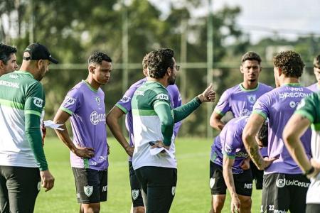 Alberto Valentim durante treino do América