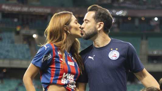 Marília Nery e Everton Ribeiro se beijando na Arena Fonte Nova