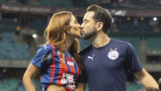 Marília Nery e Everton Ribeiro se beijando na Arena Fonte Nova