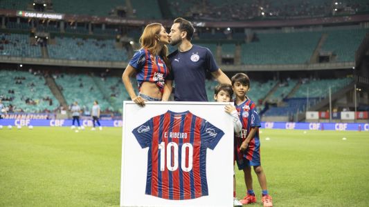 Marília Nery ao lado de Everton Ribeiro e dos filhos do casal no gramado da Arena Fonte Nova, em Salvador