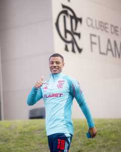 De La Cruz, com proteção no joelho esquerdo, em atividade do Flamengo no Ninho do Urubu