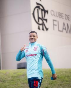 De La Cruz, com proteção no joelho esquerdo, em atividade do Flamengo no Ninho do Urubu