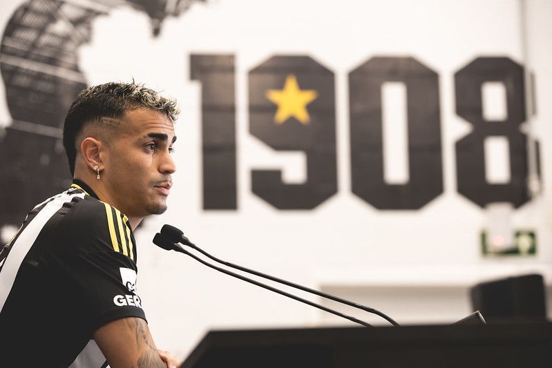 Reforço do Atlético se derrete pela torcida e 'planeja' estreia