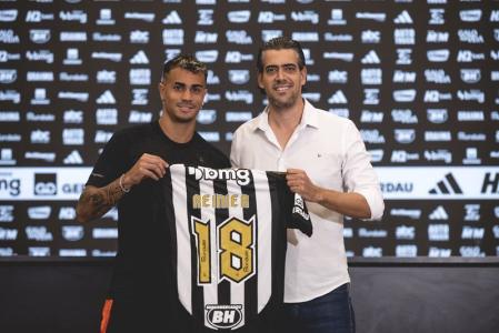 Reinier, novo reforço do Atlético, e Paulo Bracks, diretor do clube mineiro