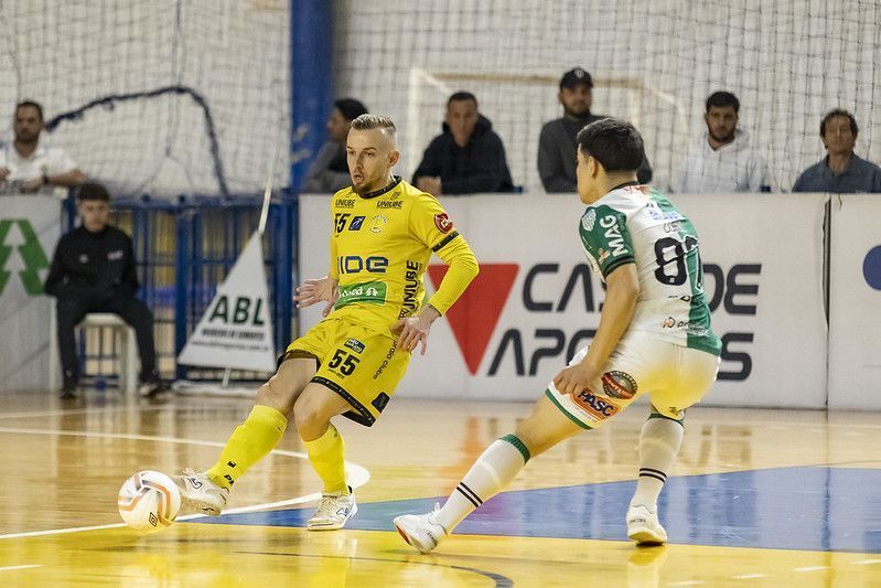 Praia Clube vence Marreco, mantém invencibilidade e cola na lidernaça da LNF