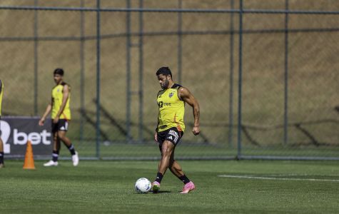 Hulk durante treinamento na Cidade do Galo